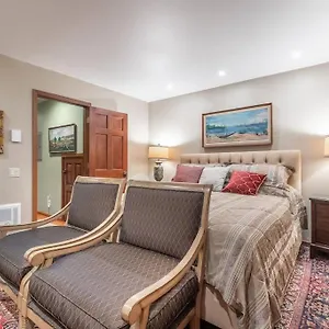 Townhouse Art Gallery In Mammoth's Location Apartment